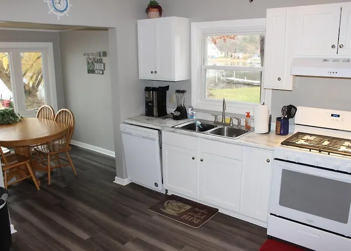 Pet-Friendly Cozy Lake Cottage And Kayaks!