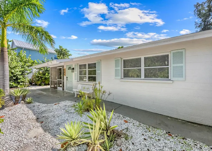 Walk To Beach And Cedars East Club Amenities - Pool, Tennis, Fitness Center