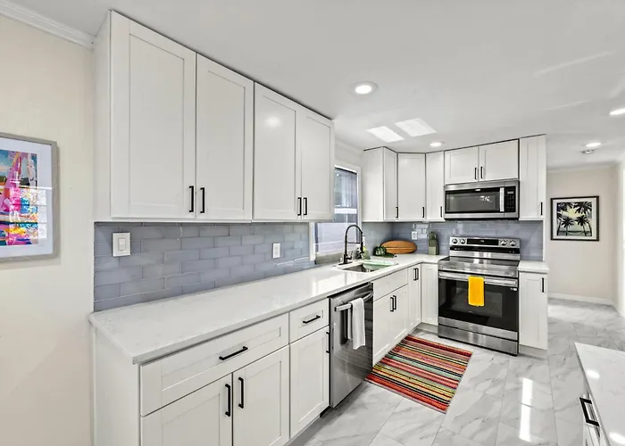 Full Duplex On Longboat Key, Walk To The Gulf + Cedars East Club Access