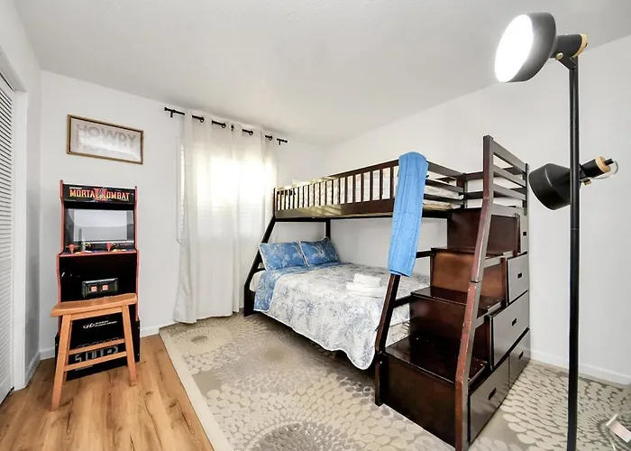 Stylish Katy Retreat 4Br Sleeps 10 Outdoor Escape