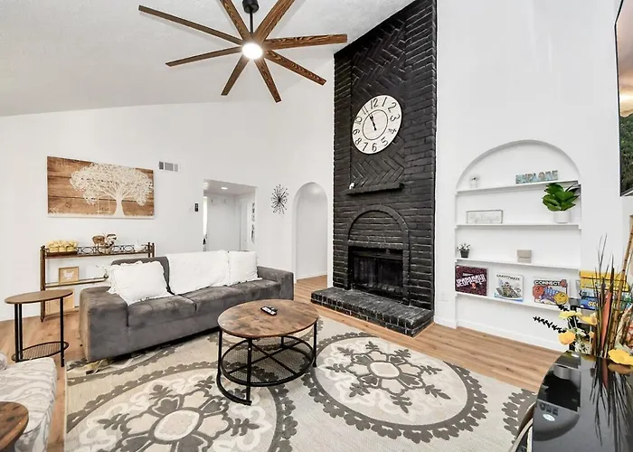 Stylish Katy Retreat 4Br Sleeps 10 Outdoor Escape