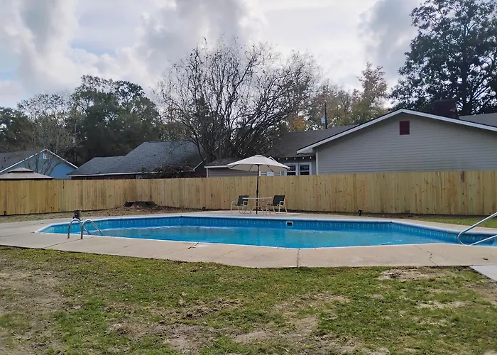 The Denham Springs Esape- Pool, Comfort & Charm