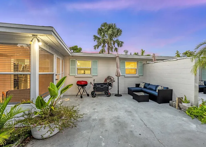 Walk To Beach And Cedars East Club Amenities - Pool, Tennis, Fitness Center