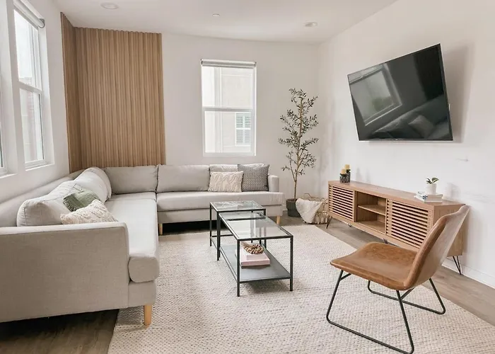 Central, Urban Townhouse With Private Roof Deck