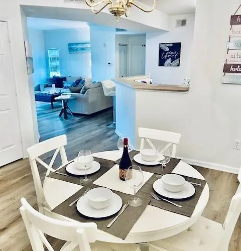 Coastal Condo With Pool, Minutes From Beach