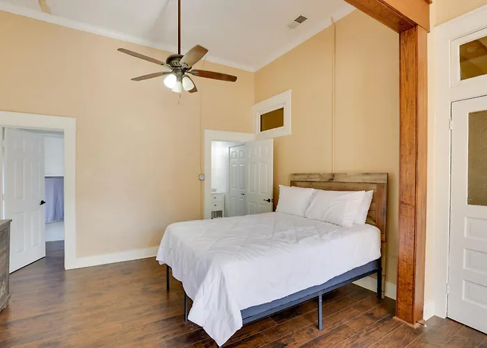Pet-Friendly Studio In Historic Dtwn Marshall!