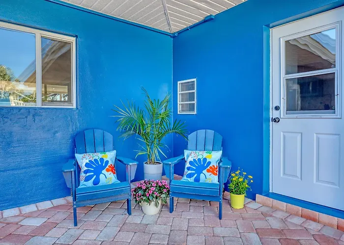 Vibrant Coastal Cottage With Pool