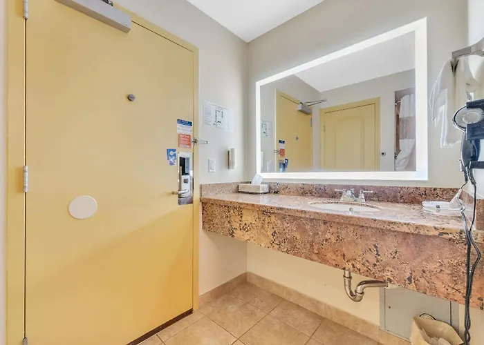 Rodeway Inn & Suites Fort Lauderdale Airport & Cruise Port