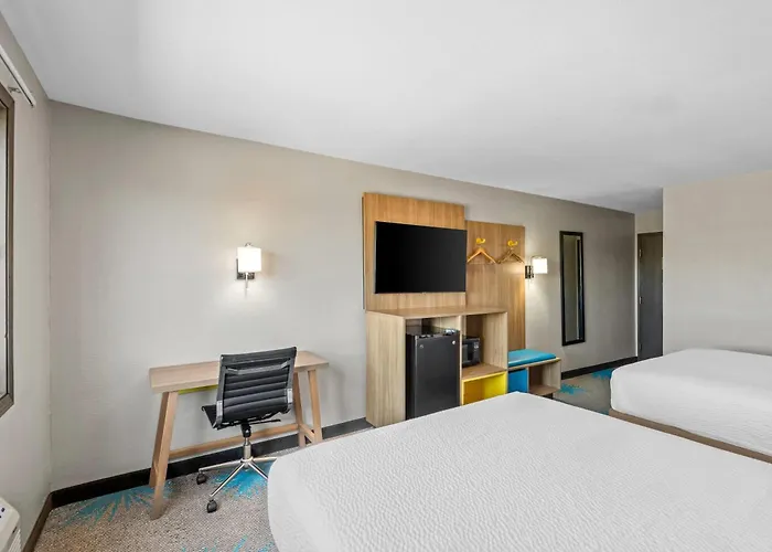 Days Inn & Suites By Wyndham Des Moines Airport