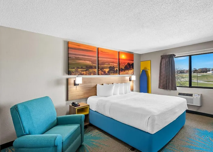 Days Inn & Suites By Wyndham Des Moines Airport