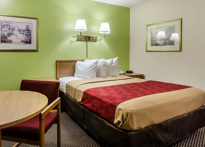 Econo Lodge Lawrence Near University