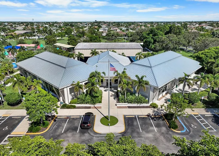 Centrally Located Pet-Friendly Home With Spa And Pool