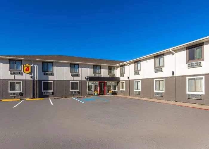 Super 8 By Wyndham Rock Port Mo