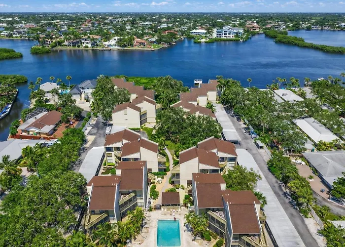 Siesta Key Beach - 2 Bedroom - 3 Beds - 3 Bathroom Duplex With Heated Swimming Pool