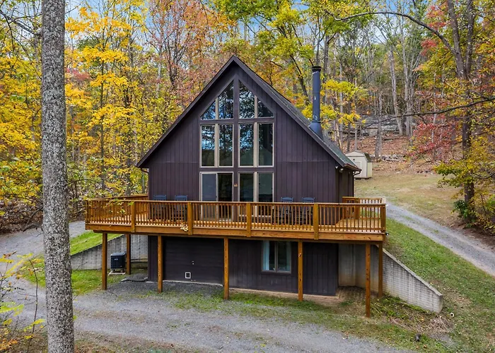 Sqyrls Nest - Hot Tub, Pet Friendly, Screen Porch, Grill, Wifi, Fire Pit, Deck, View, Family Friendly, Game Room, Shuffle Board, Wood Stove