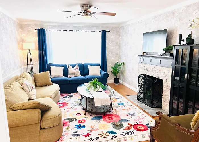 5 Bedroom House In Prestigious Neighborhood!