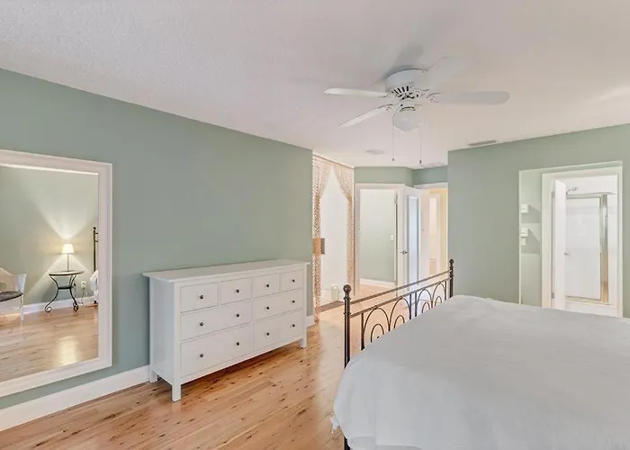 Seaclusion - Spacious Condo W Lanai & Pool