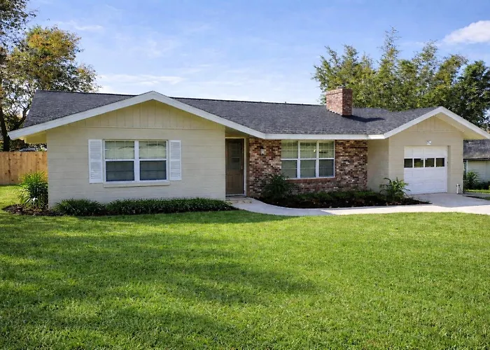 Stylish Home With Fenced Yard Dog Friendly