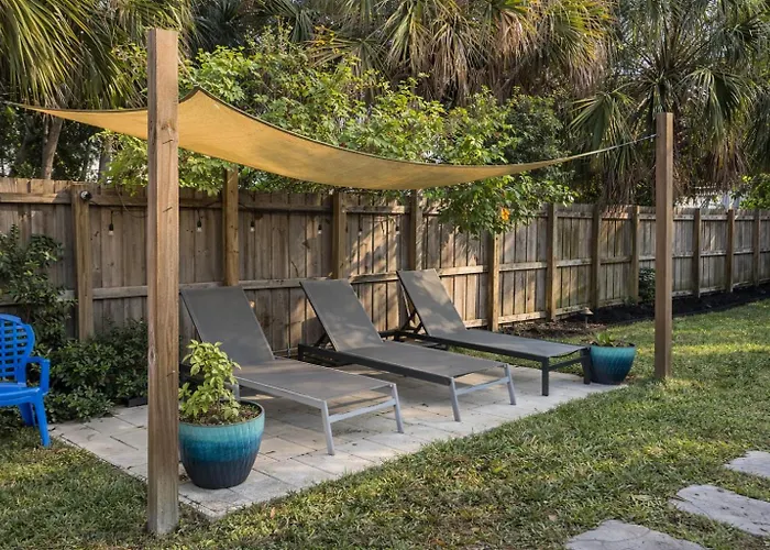 The Peacock Bungalow- Heated Pool & Jacuzzi- 5 Min To Beach!