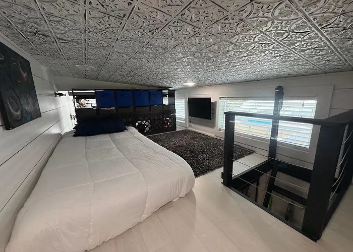 Tiny Hamptons, No Pet Fees, Main Floor Bed!