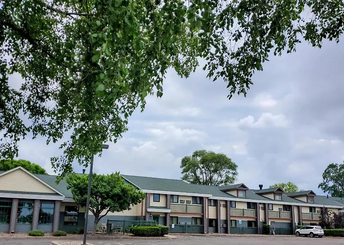 River Hill Inn & Suites
