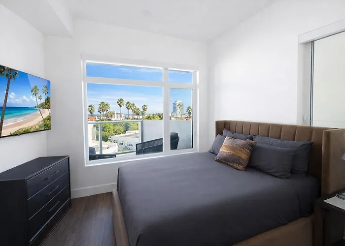 Designer 1 Bedroom Condo in Prime Hollywood