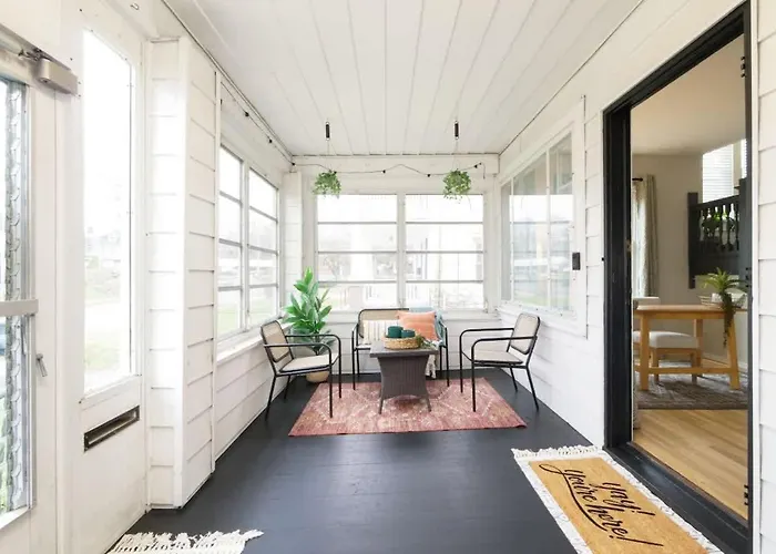 Walk To Highland Square, Sleeps 8