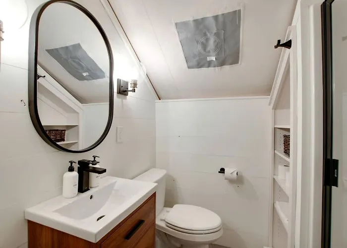 Beautiful Tented Cabin Surrounded By Nature And Hot-Tub Provided In Scottsboro, Alabama