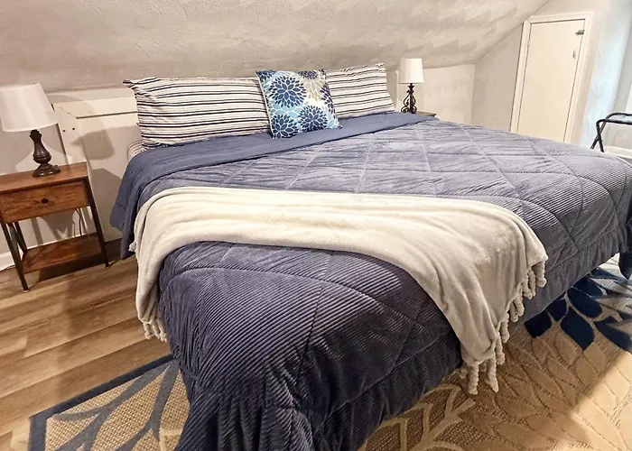 Cozy 2 Bdrm Cottage King Bed
