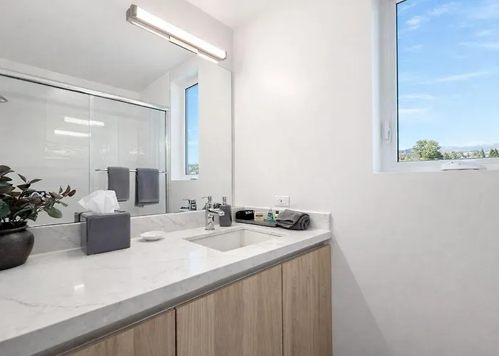 Designer 1 Bedroom Condo in Prime Hollywood