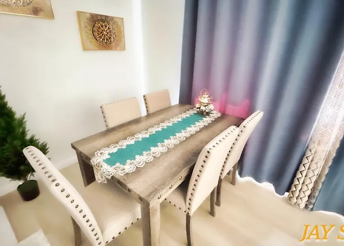 Newly Renovated, Warm Home With 4 Bedrooms, 14 Miles From Disney