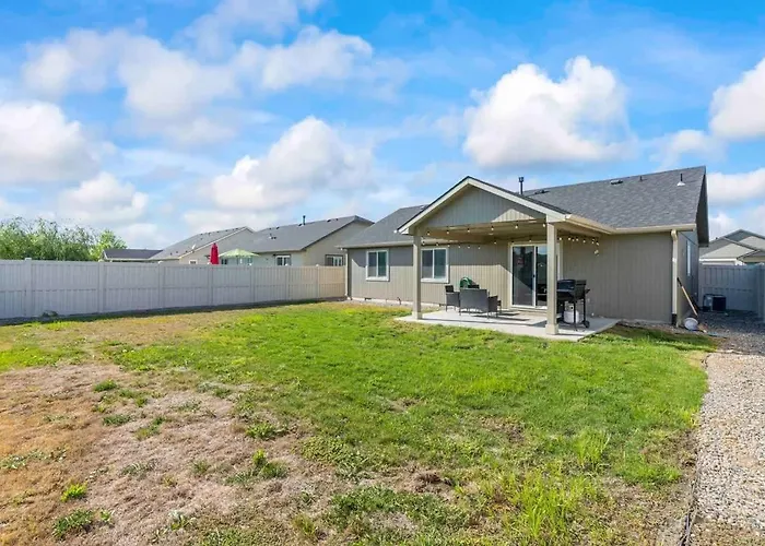 Modern Comfort Caldwell 3B2B Home Sleeps 8!