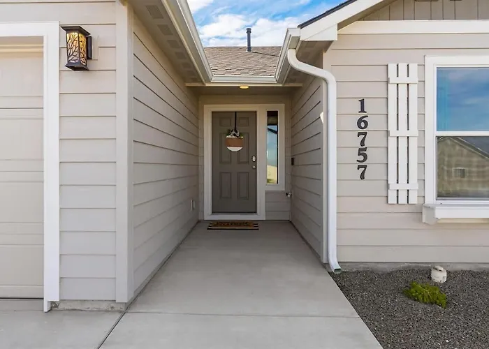 Modern Cabin Vibes, Vaulted Ceilings, Sleeps 8!