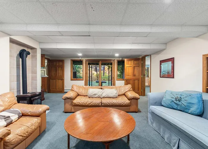 Spacious Home With Direct Pond Access!