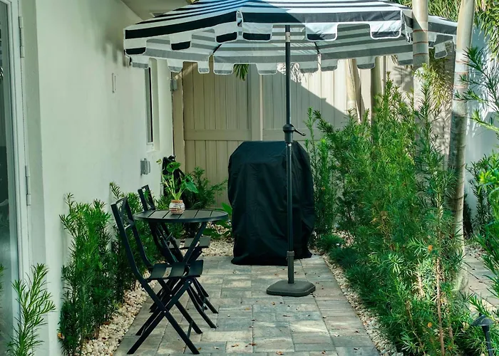 Charming Studio W Pool One Mile To Beach Pets Welcome