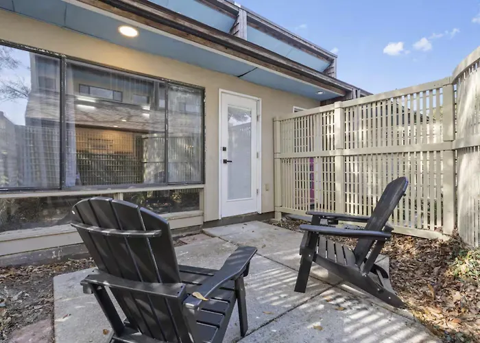 King Bed Well-Located Cozy Townhouse Retreat