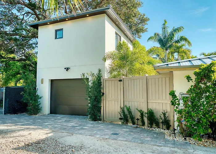 Charming Studio W Pool One Mile To Beach Pets Welcome