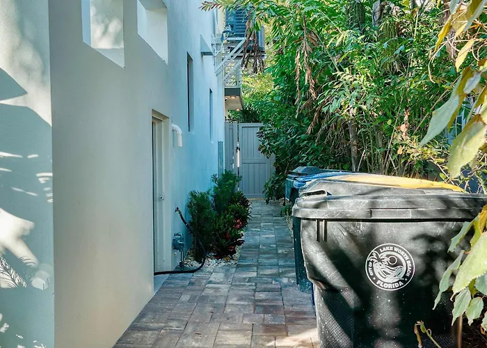 Art Deco Apt W Pool One Mile To Beach Pets Welcome