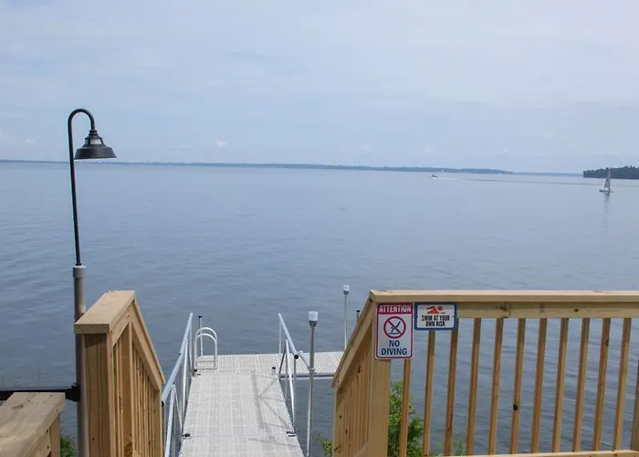 Loza House Adirondack Screened-In Porch Unit Lake Front