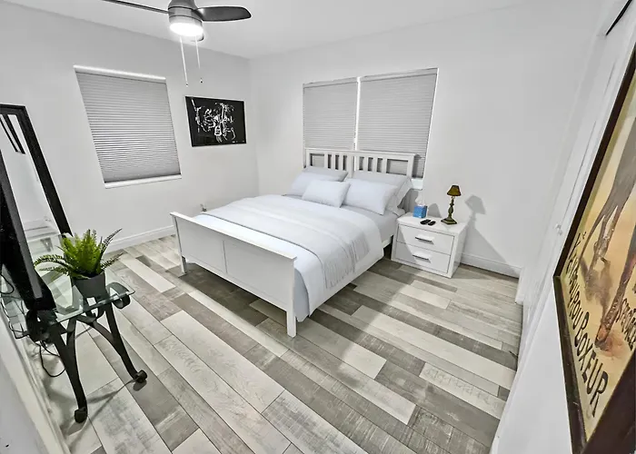 Stylish Tropical Key West Home - Private Yard, Free Parking & Laundry