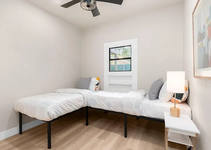 Downtown Lodi L Renovated L 5 Bedrooms L Sleeps 10