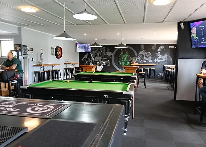 Three Furlongs Bar-Grill-Hotel