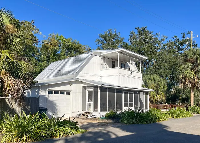 St. Marys Chic: Porch Living & Total Walkability!