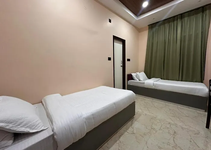 Hotel Maple Lawn