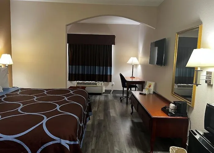 Hotel Piney Woods