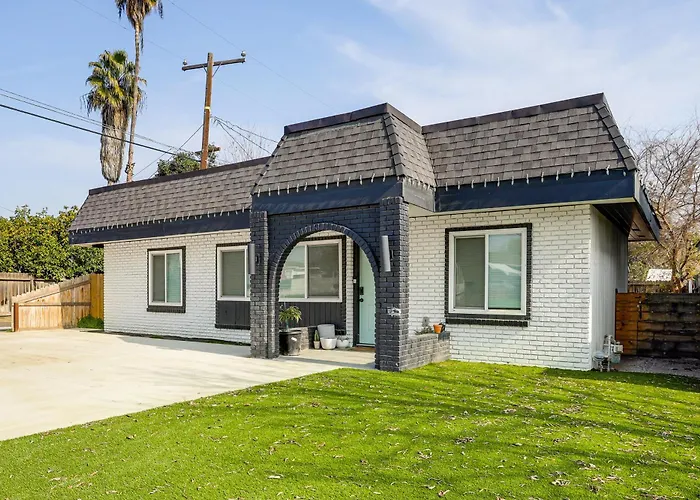Under 1 Mi To Med Center! Stylish Home In Tulare
