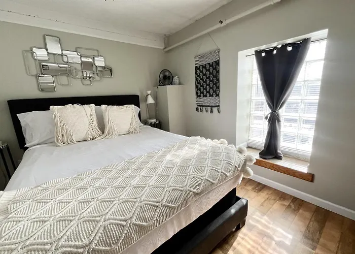 Third-Floor Suite, Siu Across Street