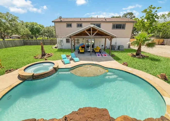 Pickleball-Basketball Oasis-Pool & Spacious Home