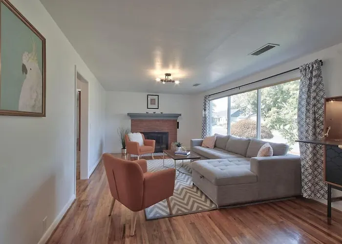 Ambrosia - Mid Century Near 3Rd St Pet-Friendly