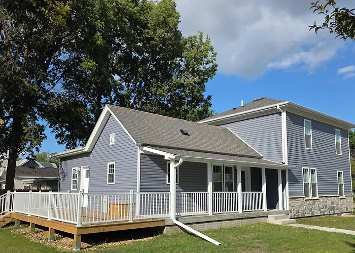 Luxury Downtown Cedar Falls Retreat - Pool Table - Outdoor Dining - Sleeps 12